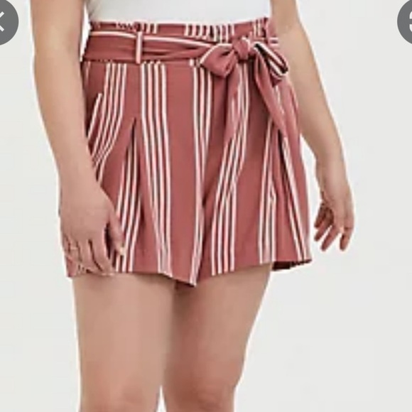 Torrid 5 Inch Stretch Crepe Mid-Rise Tie-Front Shorts Stripe Dusty Rose 12 P - Picture 1 of 5
